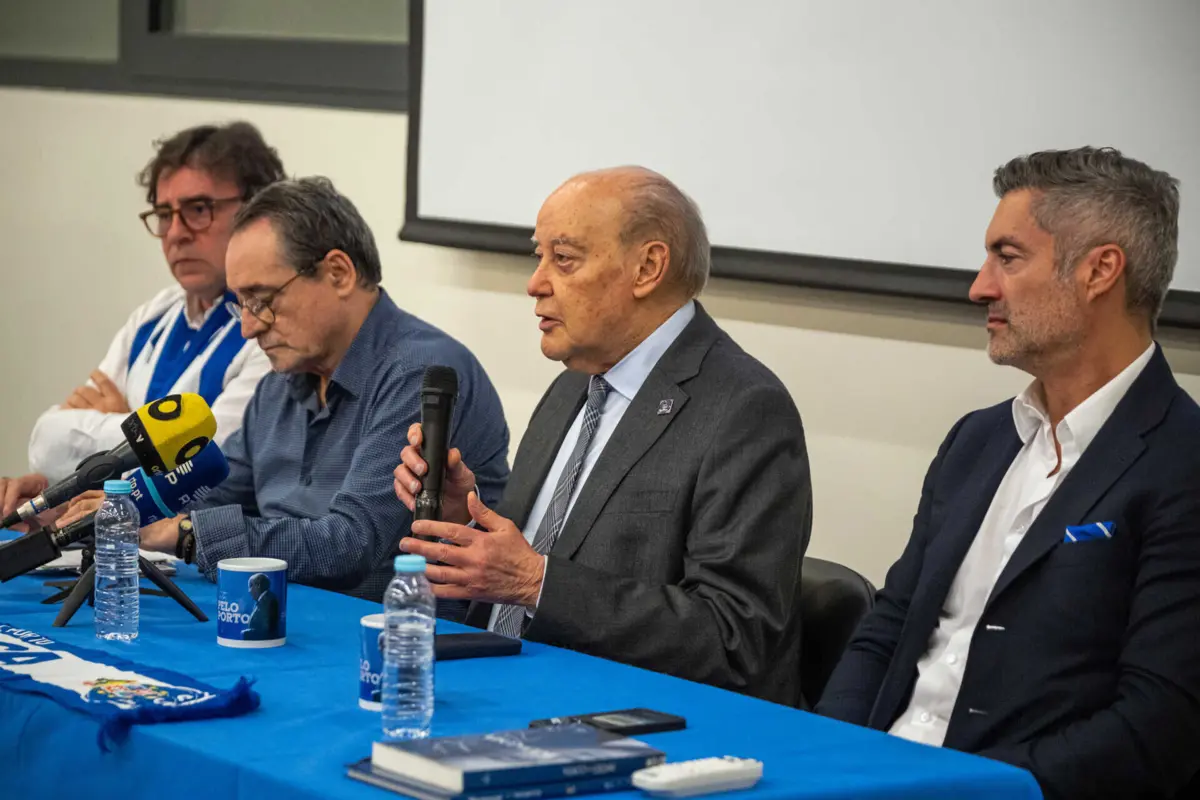 Pinto da Costa ladeado por Vítor Baía e António Oliveira (esquerda)