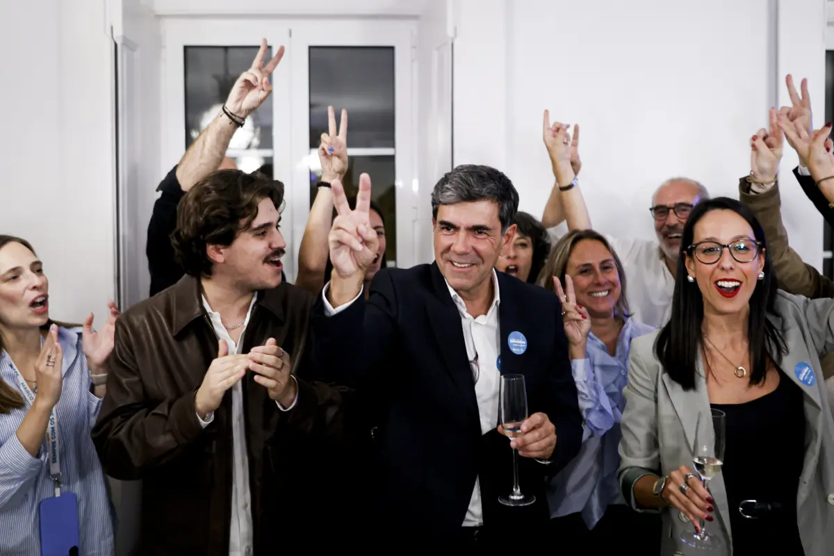 Numa competição renhida, que já tinha sido antecipada pelas sondagens, o candidato do PSD/IL/PAN arrecadou a maioria dos votos, à frente de Ana Mendes Godinho, do PS, e de Rita Matias, do Chega