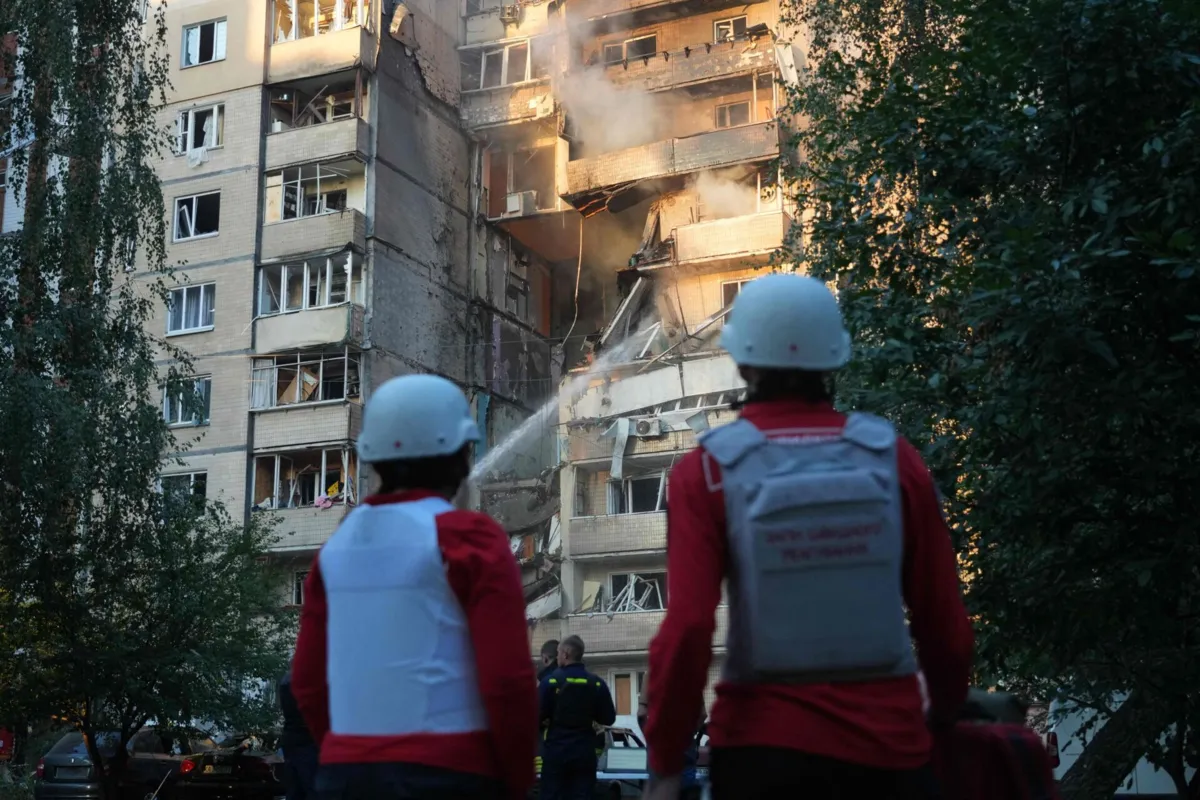 Destroços de drones russos atingiram edifícios residenciais em Kiev