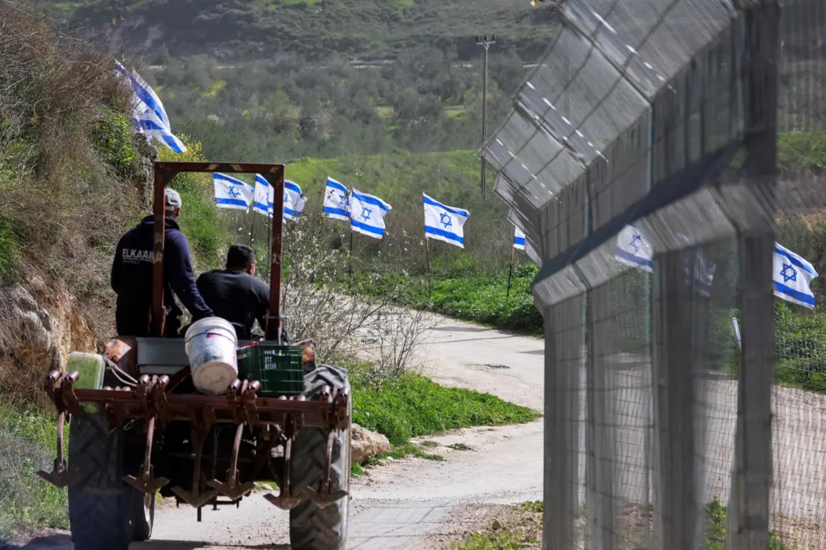 Bandeiras israelitas ao longo da estrada na Cisjordânia