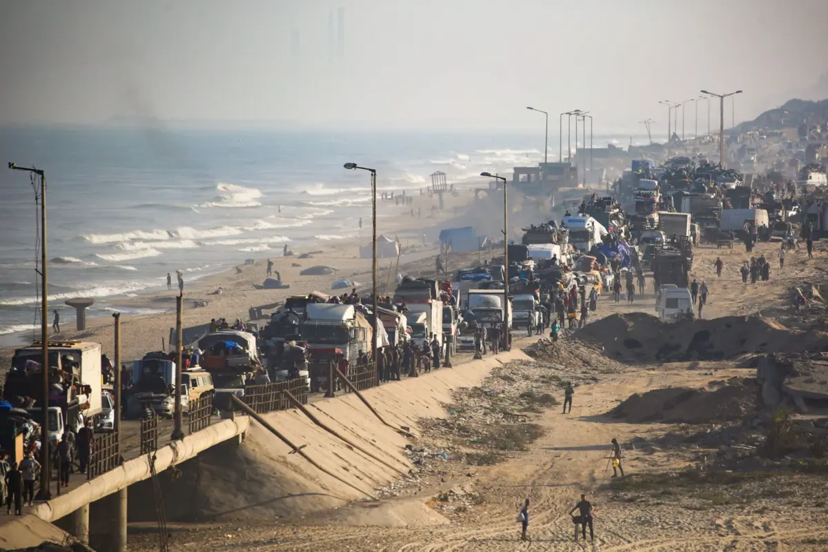 Palestinianos deslocados em fuga da cidade de Gaza, enquanto as forças israelitas intensificam ataques