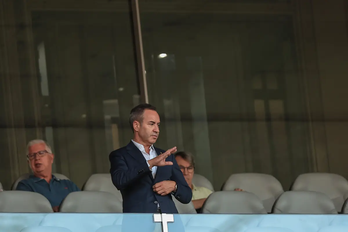 António Salvador felicitou os tricampeões de futebol de praia