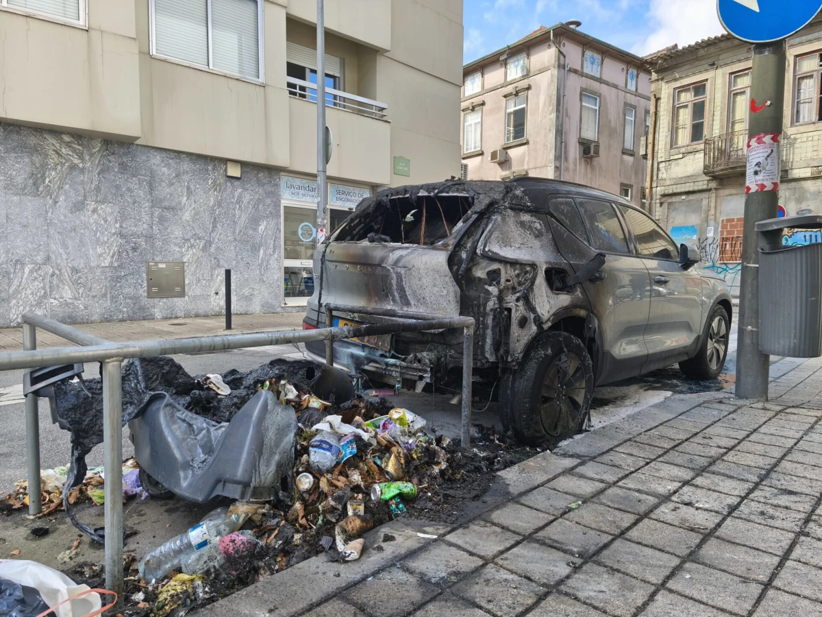 Chamas atingiram carro que estava estacionado
