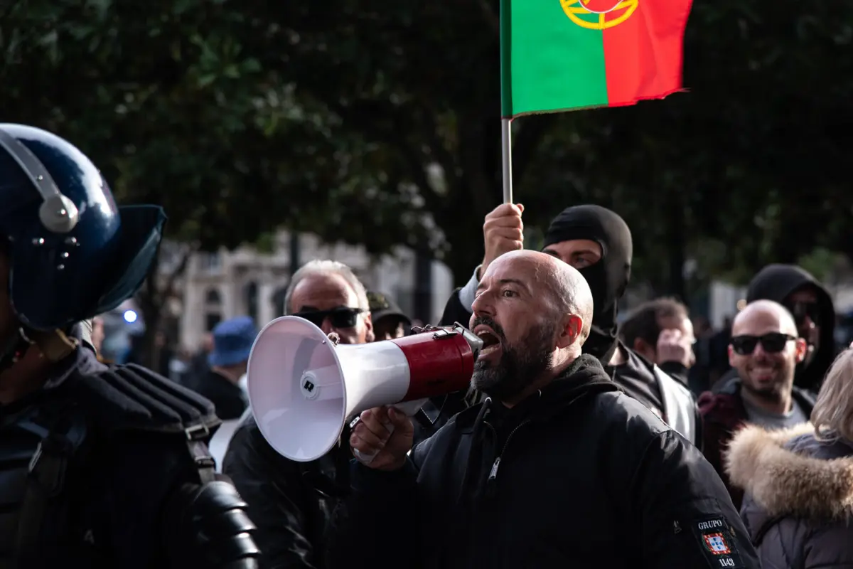 As organizações signatárias criticaram a falta de um cordão de segurança, o que permitiu que os grupos ficassem no local onde milhares de pessoas celebravam o 25 de Abril