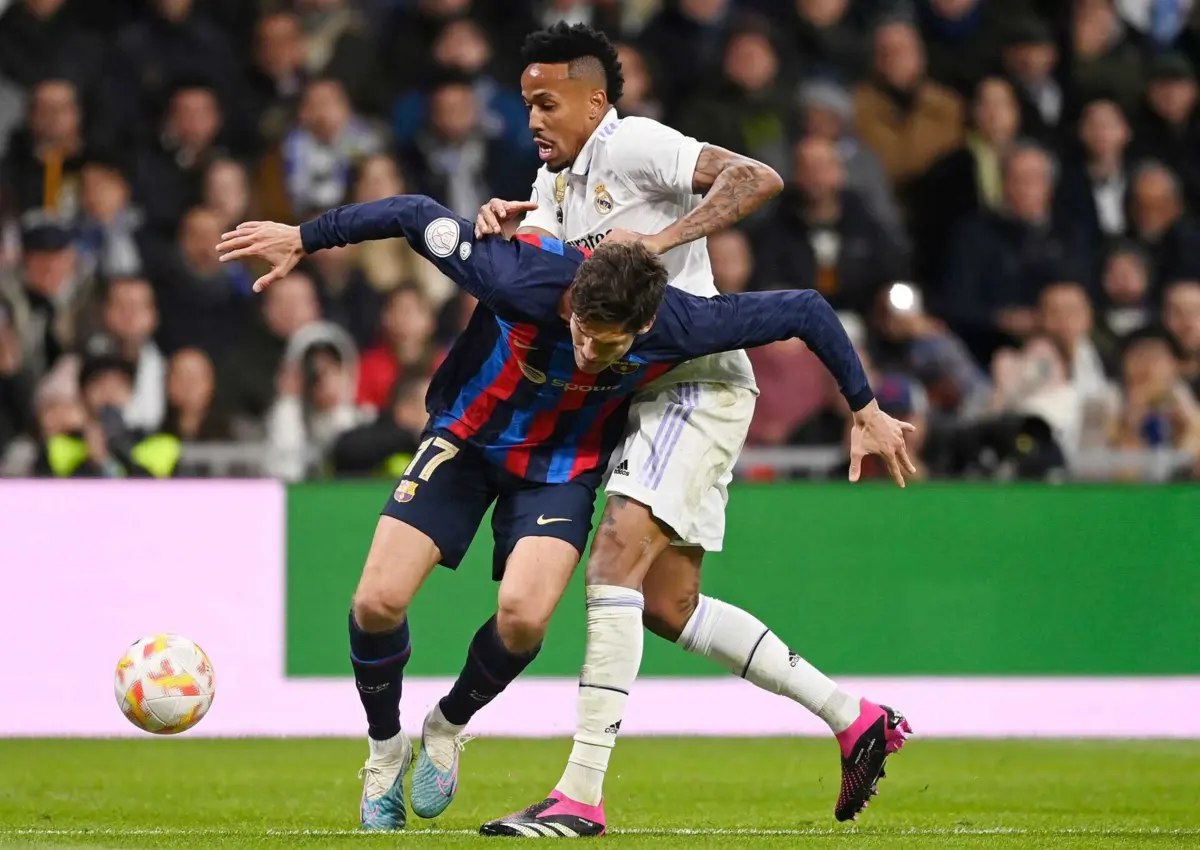 Militão numa disputa de bola com Marcos Alonso