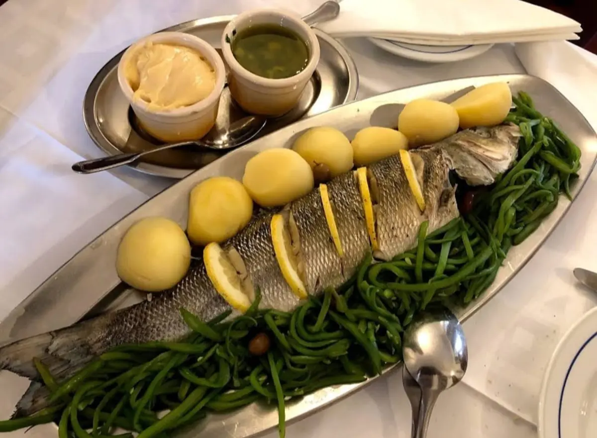 O restaurante fica situado junto à Praia da Arda.