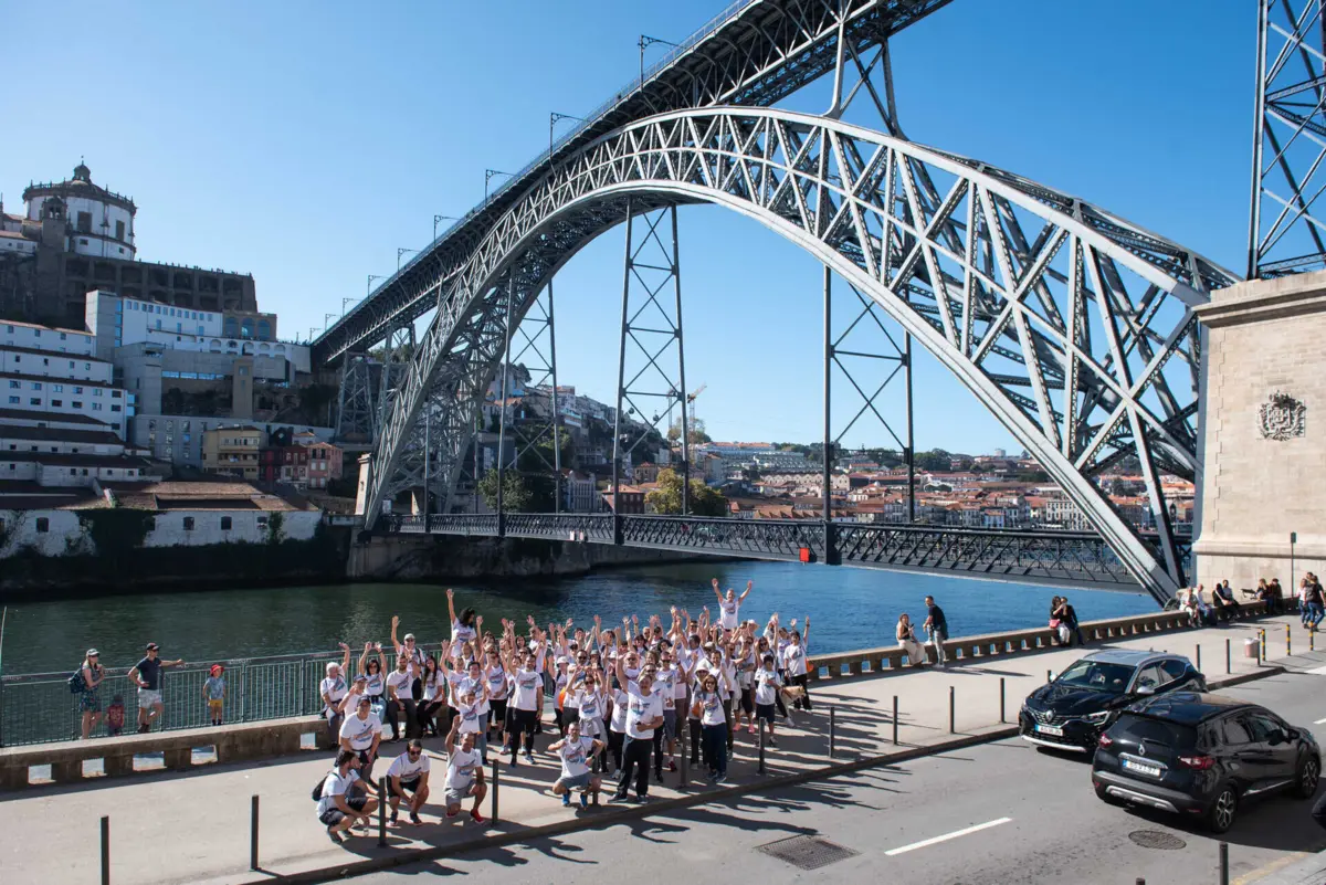 Grupo com cerca de cem pessoas percorreu marginal do Porto, entre a Ponte do Freixo e a Alfândega do Porto