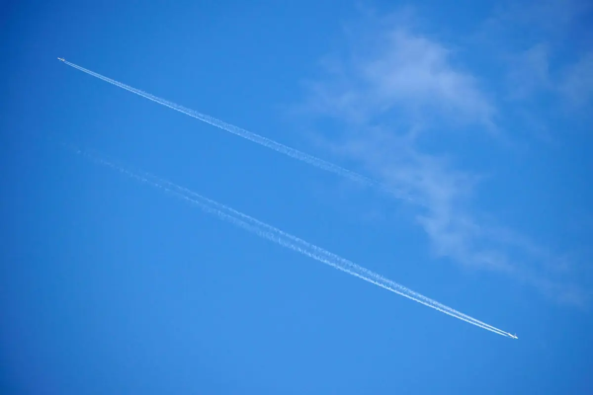 Imagem de contexto do artigo Rastos de condensação dos aviões aquecem o planeta mas podem ser evitados