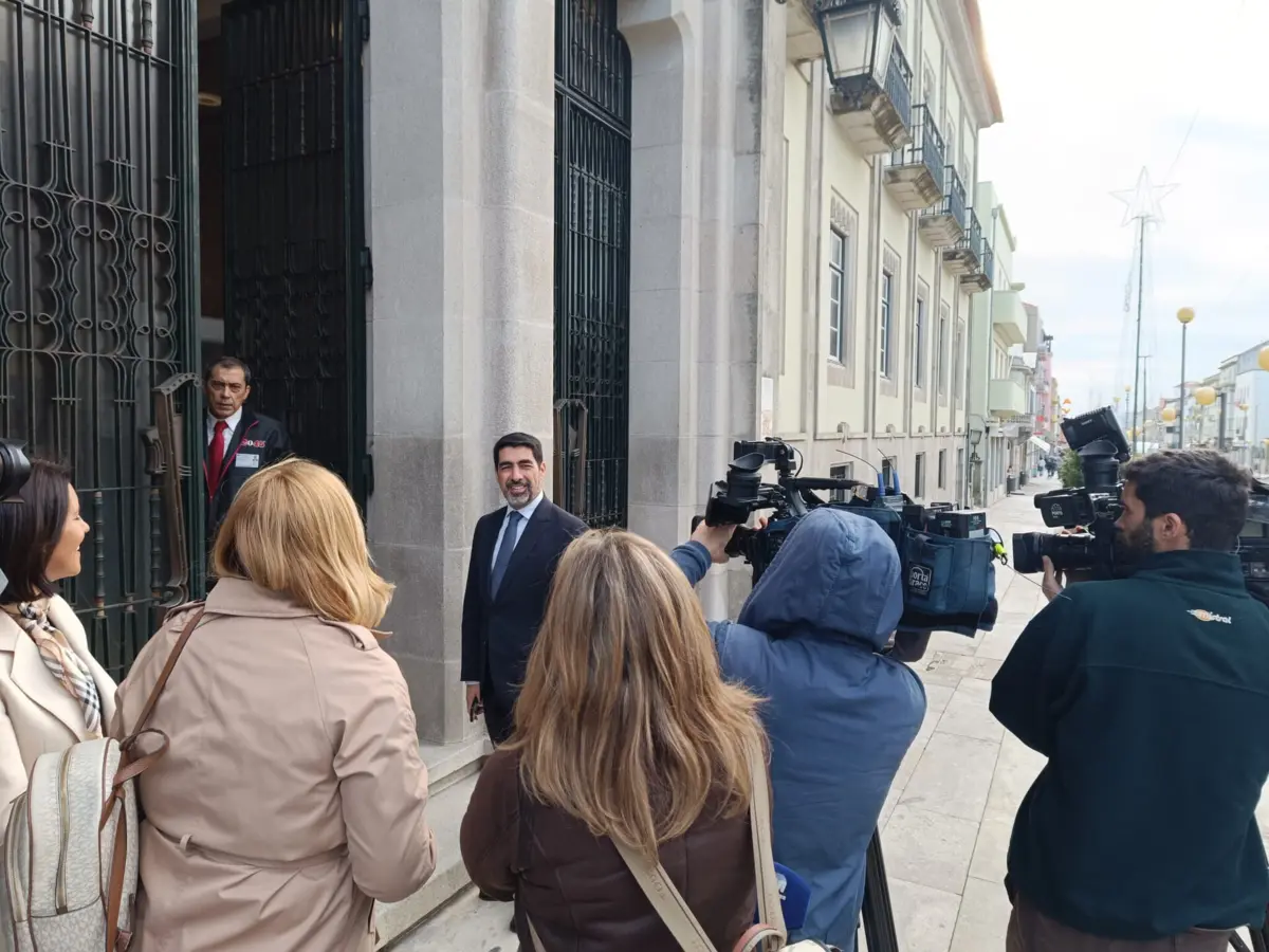 Foram investigados contratos por ajuste direto com empresa de comunicação