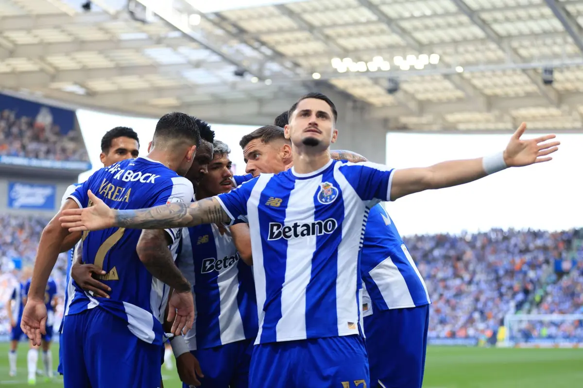 Espanhol Borja Sainz bisou no encontro