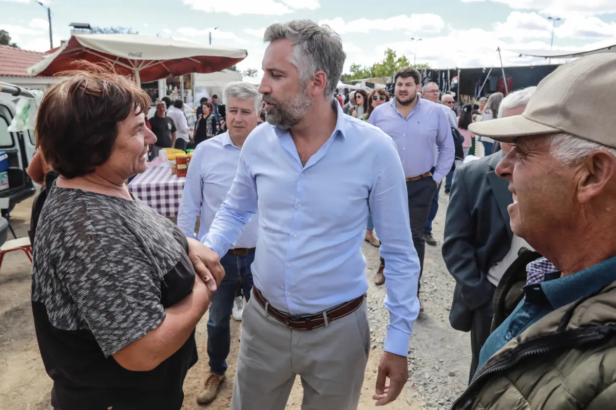 Pedro Nuno Santos falava aos jornalistas numa visita à Feira do Naso, em Miranda do Douro