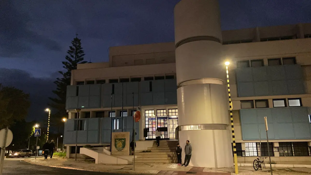 Estiveram no local 15 operacionais dos Bombeiros de Portimão e do INEM