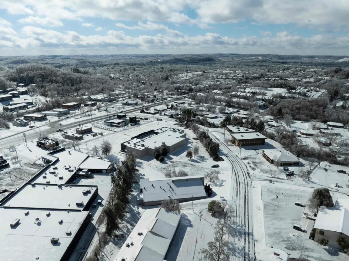 Entre a noite de sábado e a manhã de domingo, são esperados ventos fortes com neve moderada a intensa