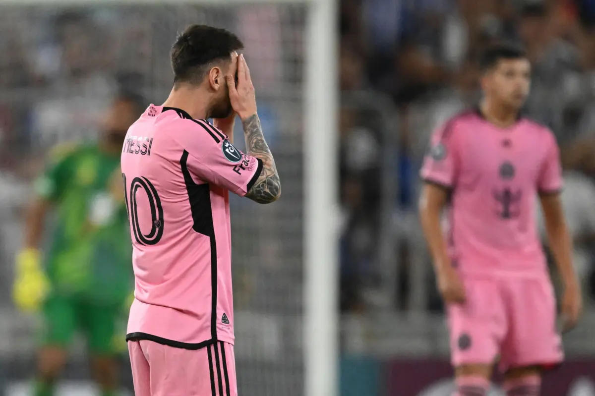Lionel Messi desolado após o afastamento do Inter Miami na Liga dos Campeões da Concacaf