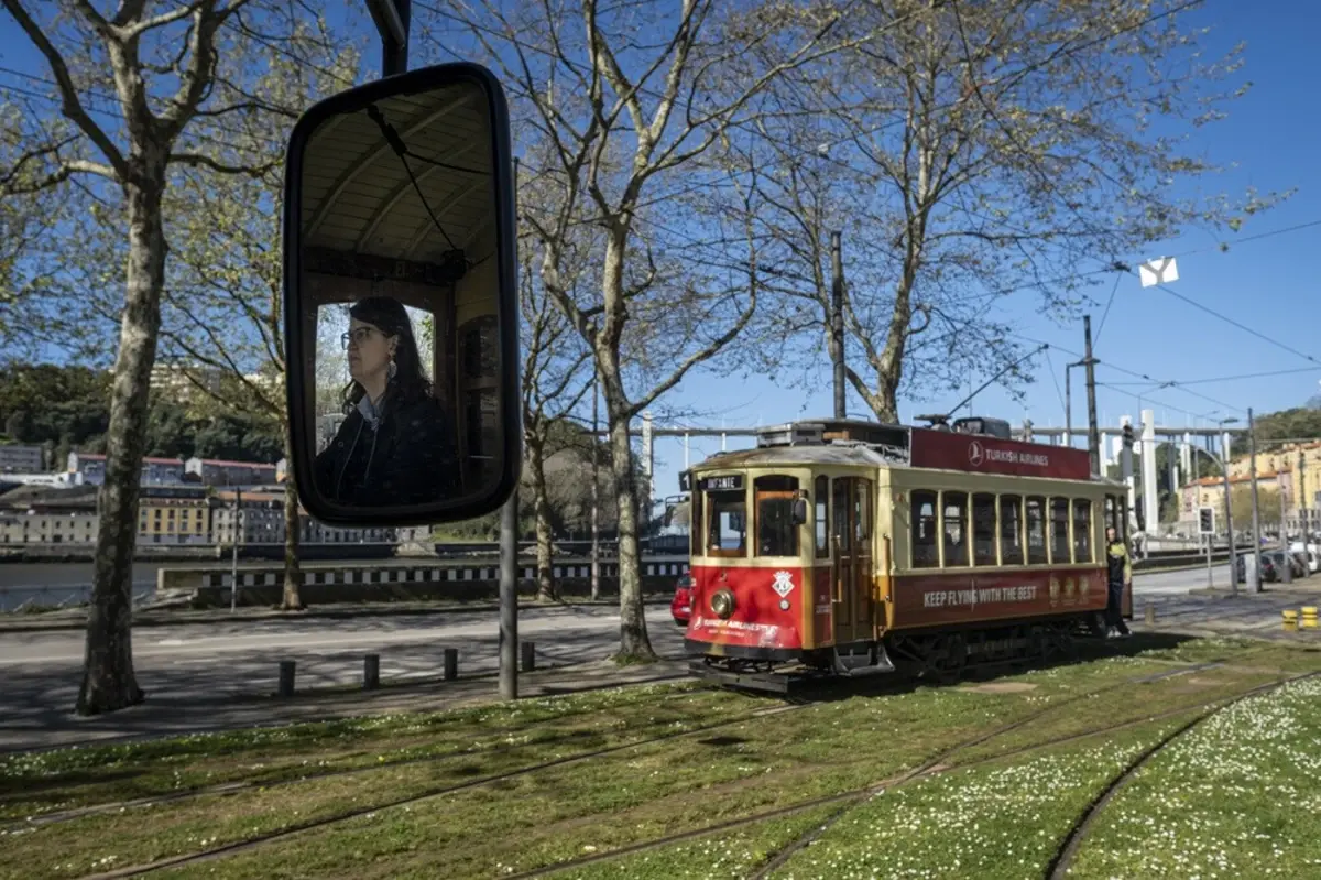 Imagem de contexto do artigo Reposição de carris do elétrico corta trânsito nos Lóios durante cinco semanas