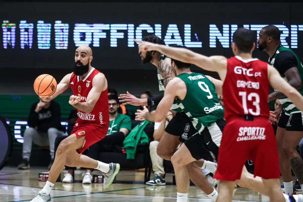 Encarnados vencem dérbi