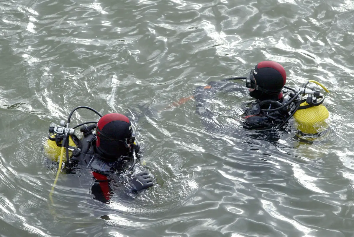 Visão reduzida no fundo do rio obriga a um processo mais lento e minucioso