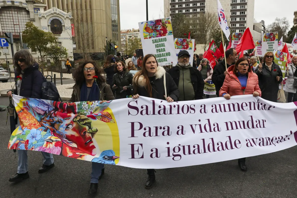 Imagem de contexto do artigo Governo aprova aumento do salário mínimo para 820 euros em 2024