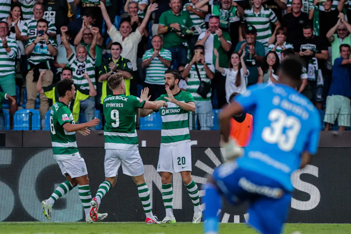 Paulinho recebe os parabéns de Pedro Gonçalves e de Gyokeres por um dos golos que marcou ao Casa Pia