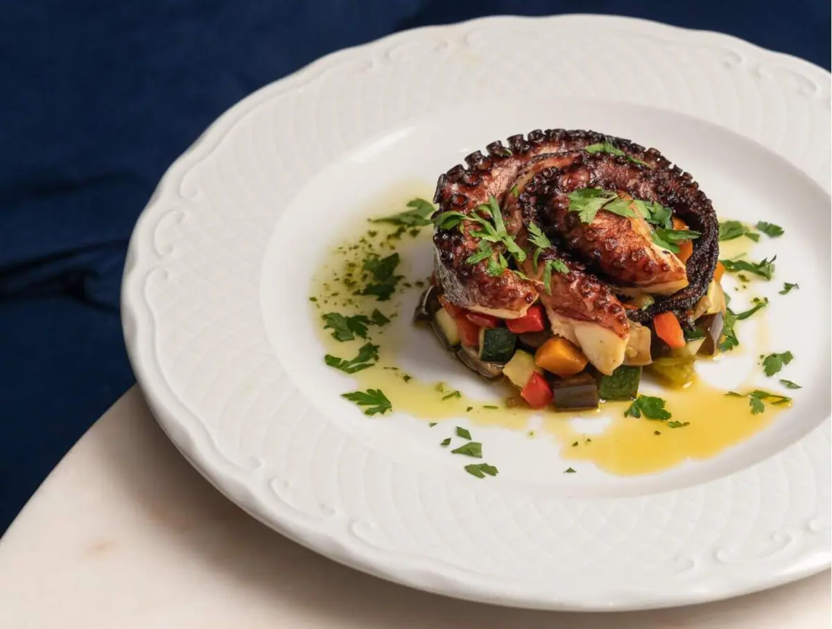 O prato de polvo é um dos ex-líbris do menu de jantar, a par das vieiras.