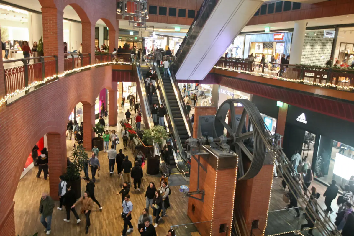 Jovens foram detidos após passarem as linhas de caixa sem pagar diversas peças de vestuário