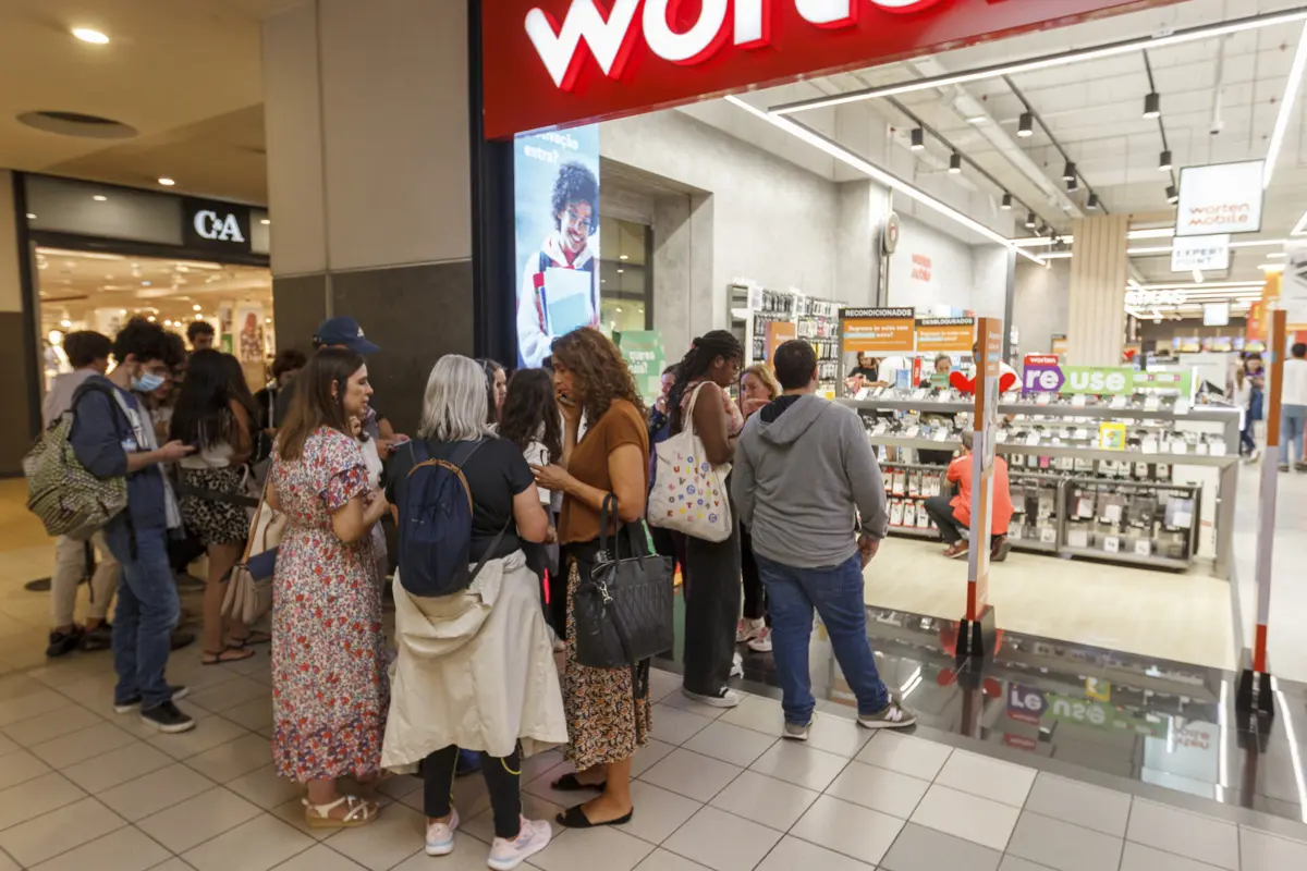 Suspeitos forravam sacos com papel de alumínio para passarem nas portas das lojas