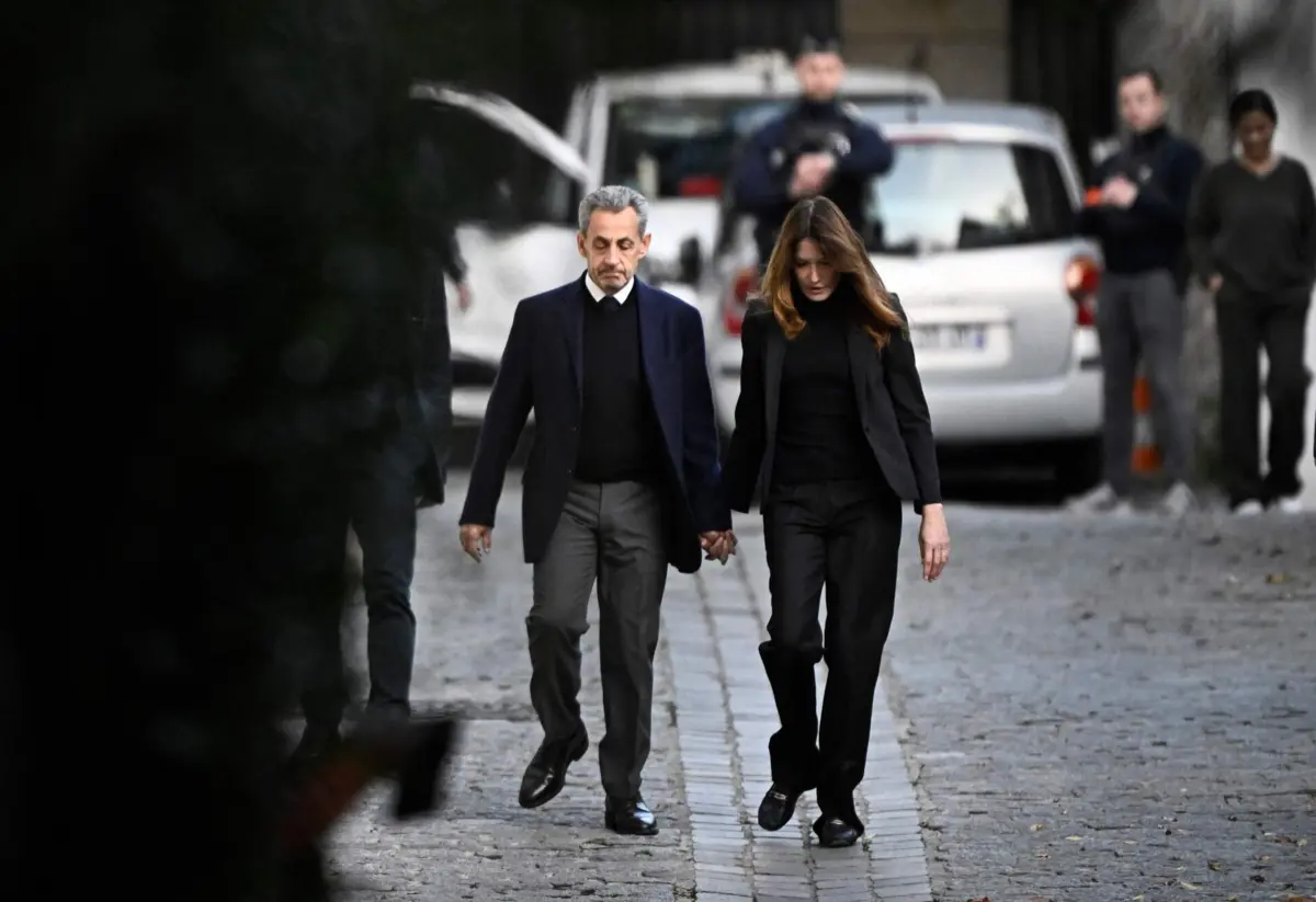 Carla Bruni acompanhou Nicolas Sarkozy, no dia da detenção, em Paris