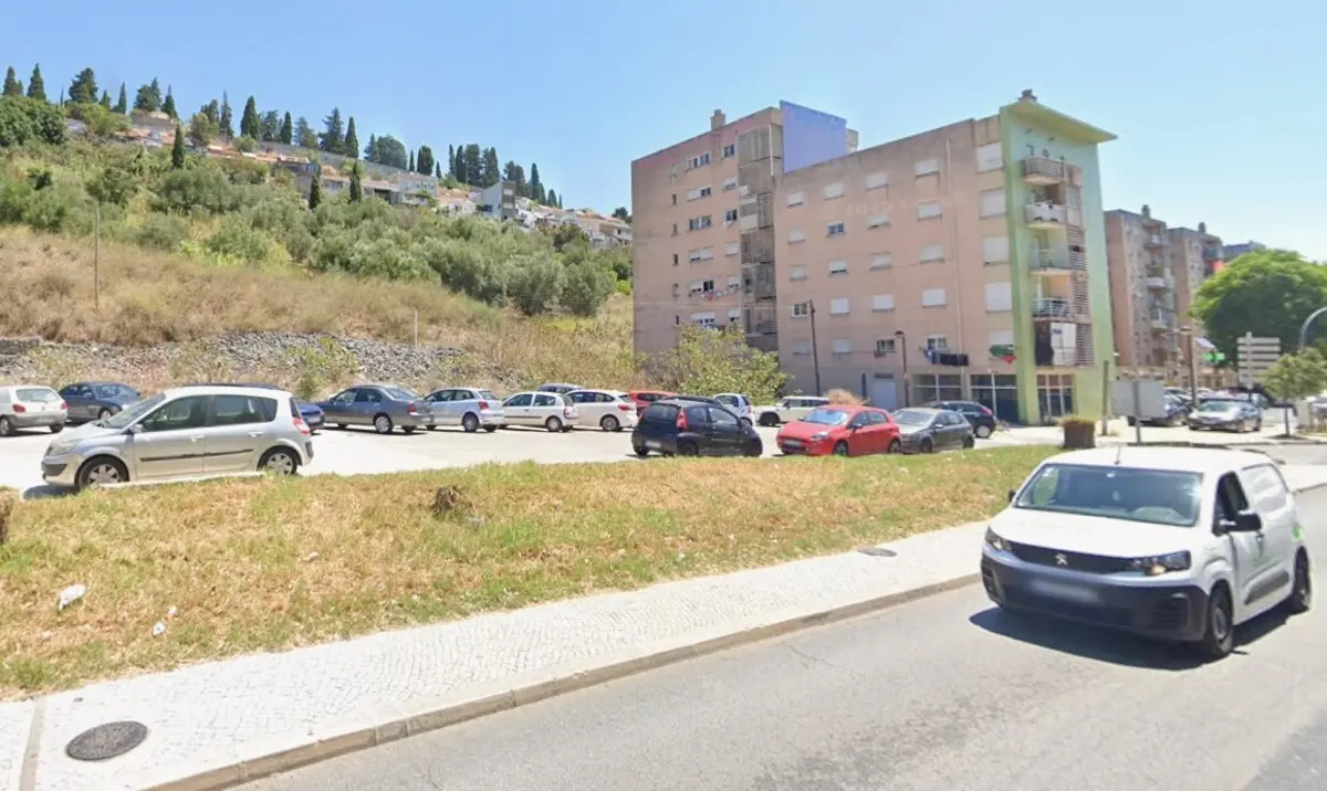 Crime foi cometido neste descampado que serve de parque de estacionamento, na Avenida de Ceuta