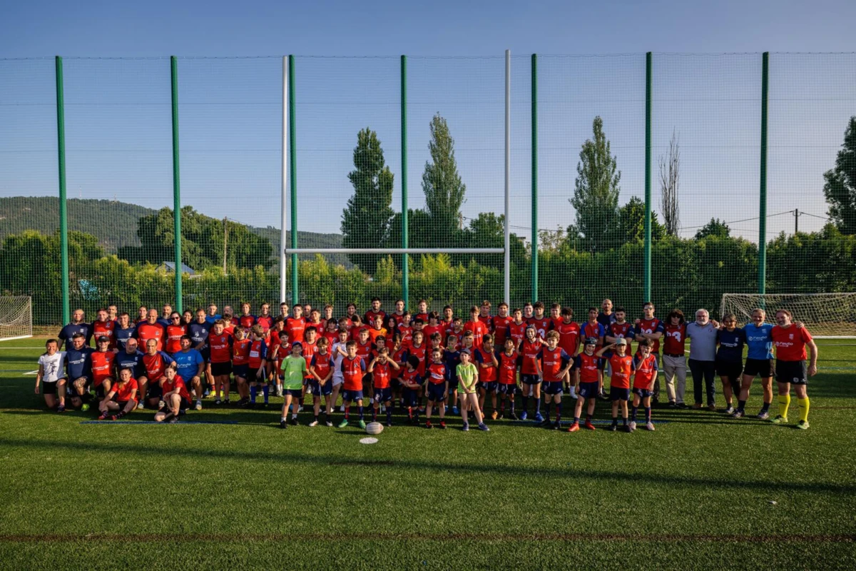 "Família" do Braga Rugby no campo da Caseta em Nogueiró