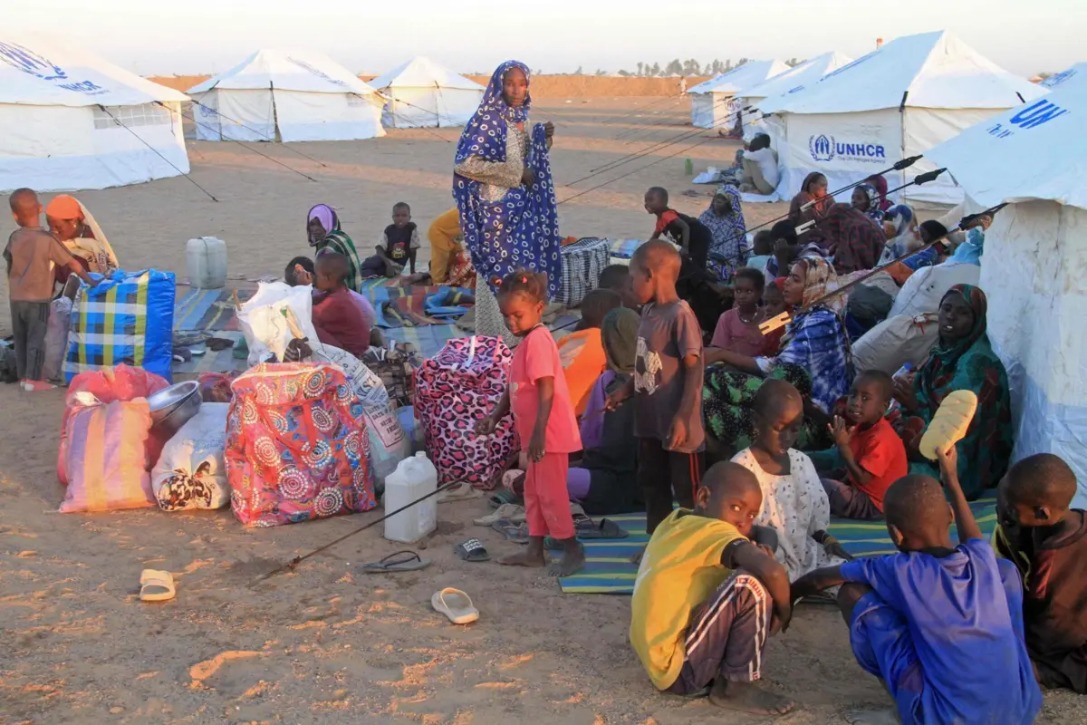 Sudaneses que fugiram de Al-Fashir descansam à chegada ao campo de deslocados de Al-Afad, na cidade de Al-Dabba, Norte do Sudão.