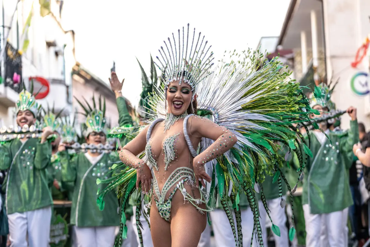 Imagem de contexto do artigo Frio? Qual frio? Ruas cheias para abraçar o rei da sátira, da cor e da alegria