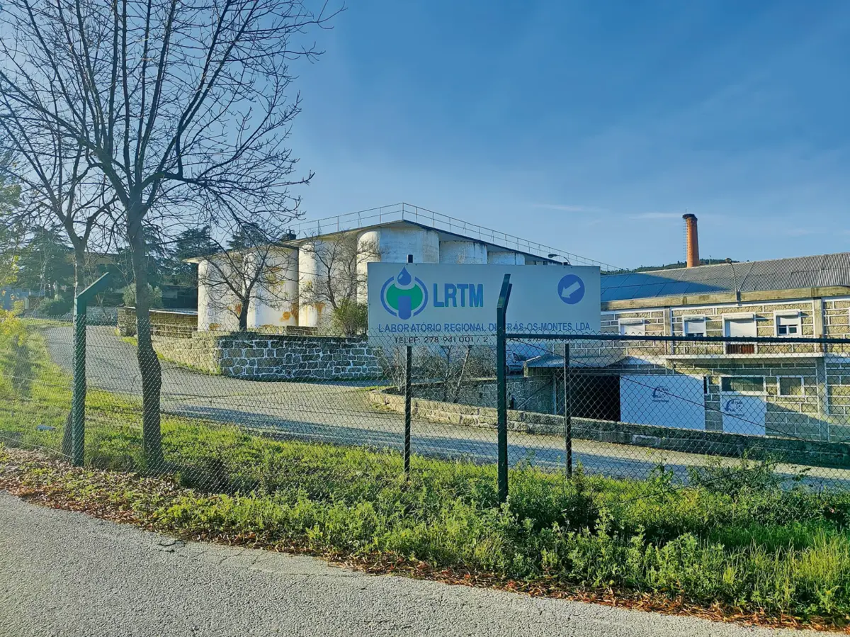 Laboratório com sede em Mirandela foi alvo de buscas, onde a PJ recolheu documentos