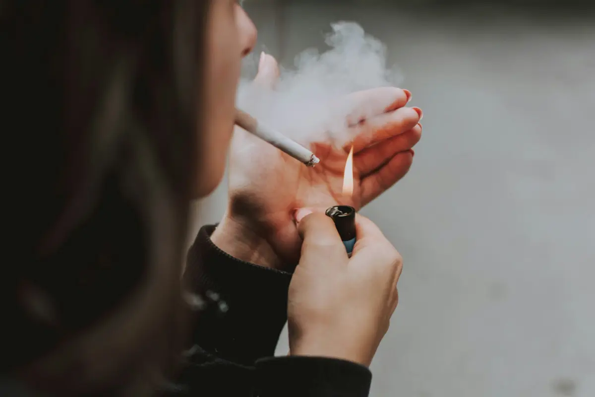 Uma beata de cigarro contém acetato de celulose, um tipo de microplástico que não é biodegradável