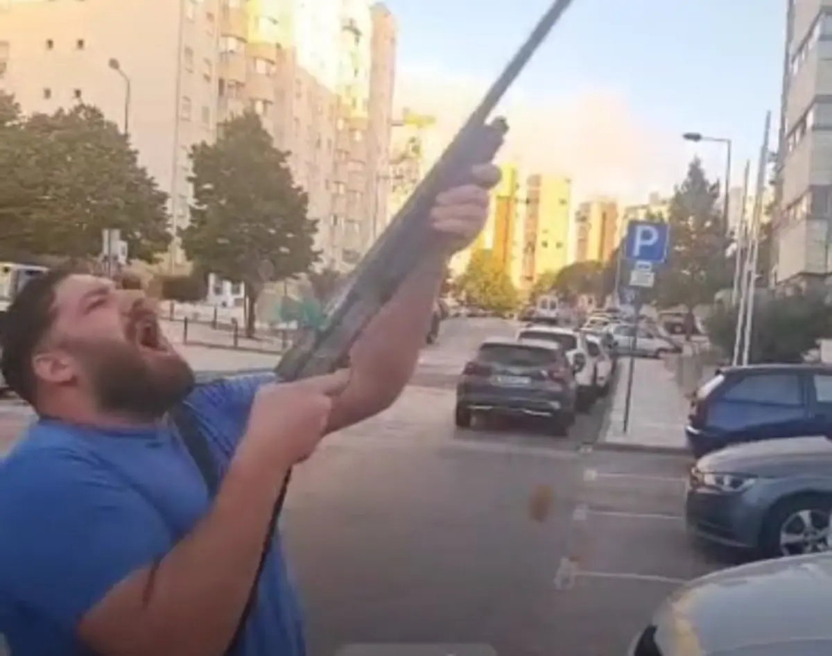 Homem filmou-se, em direto no Facebook, a disparar a caçadeira enquanto proferia ameaças aos opositores