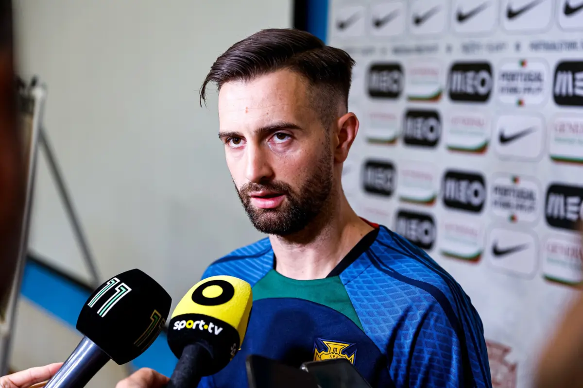 Imagem de contexto do artigo Tiago Brito: "É bom haver uma mescla de gerações, torna o nosso jogo mais versátil"