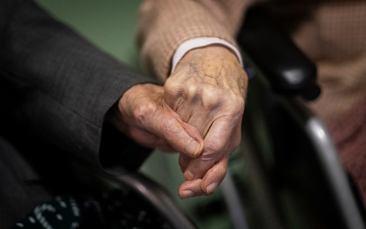 Uma mulher de 34 anos e um homem de 18 foram identificados por maus tratos a idosos