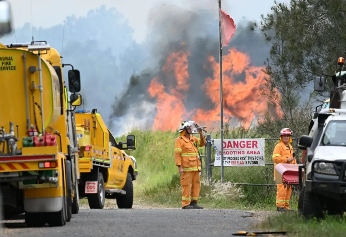 epa12684014 Firefighters and emergency personnel fight a bushfire at the scene of a light plane crash at Jacobs Well, Gold Coast, Australia, 27 January 2026. A plane crashed near an airfield in Jacobs Well, killing two people and igniting a bushfire that is being fought by multiple emergency crews. EPA/DARREN ENGLAND AUSTRALIA AND NEW ZEALAND OUT