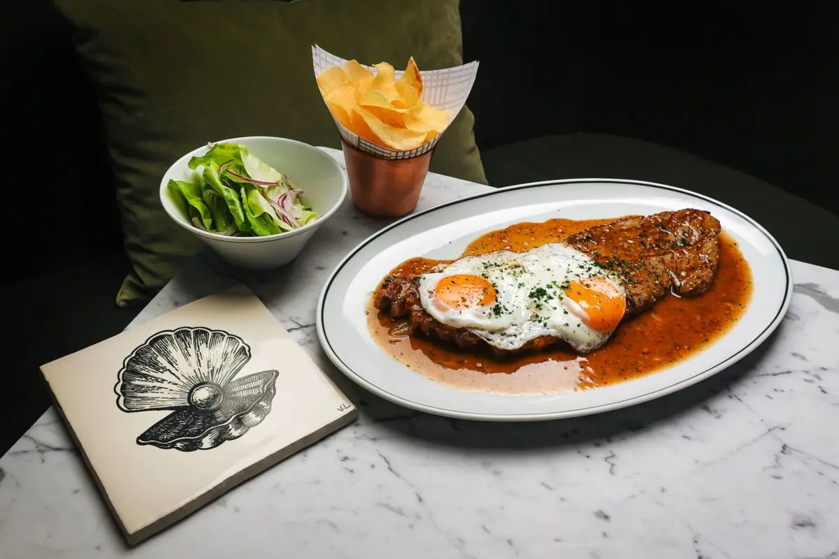 O bitoque de atum é um dos pratos estrela do menu do Fish.