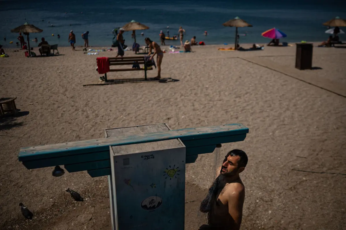 As autoridades gregas decidiram prolongar até domingo o encerramento aos turistas da Acrópole, em Atenas, durante as horas de mais calor
