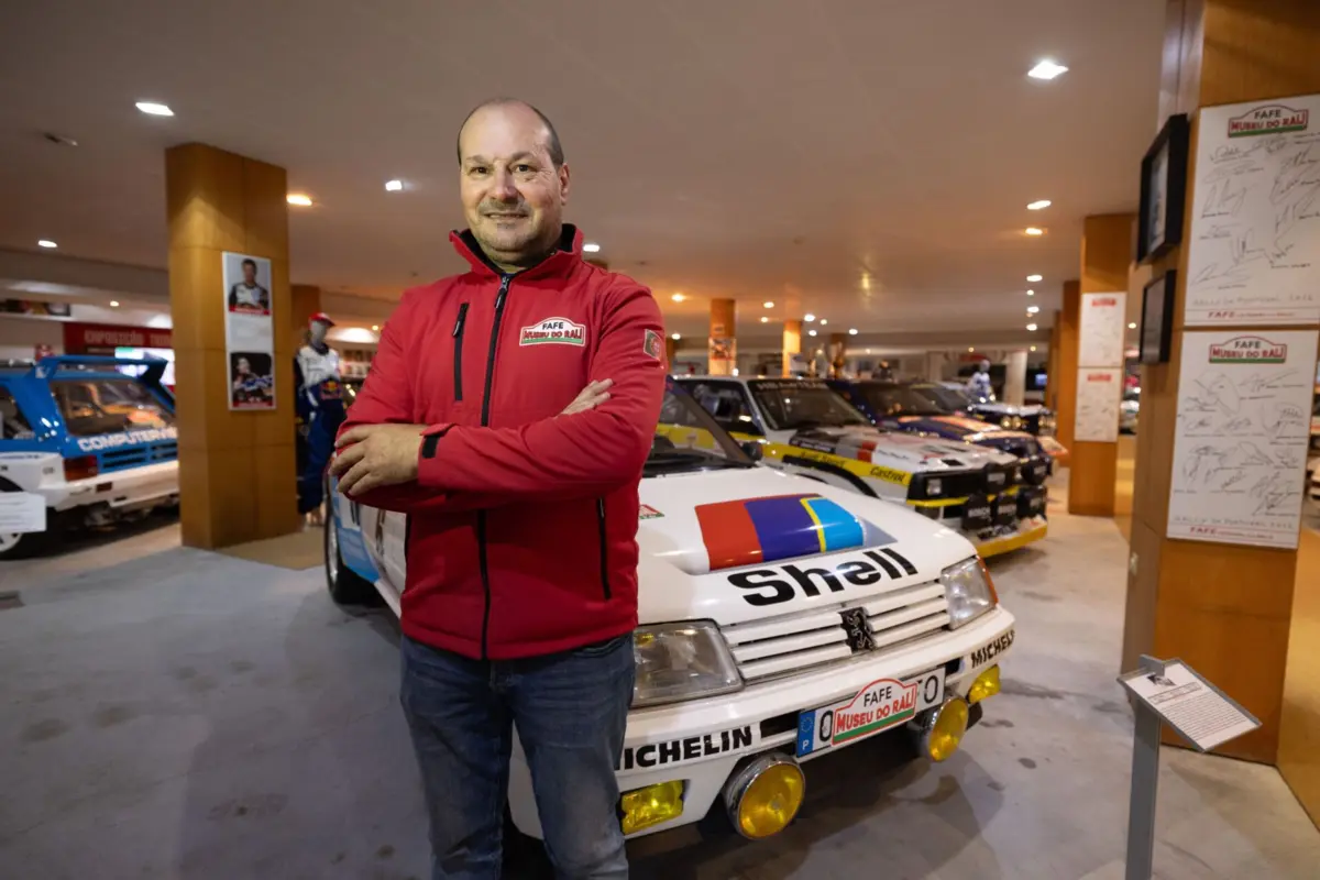 José Pereira junto dos carros do Museu do Rali