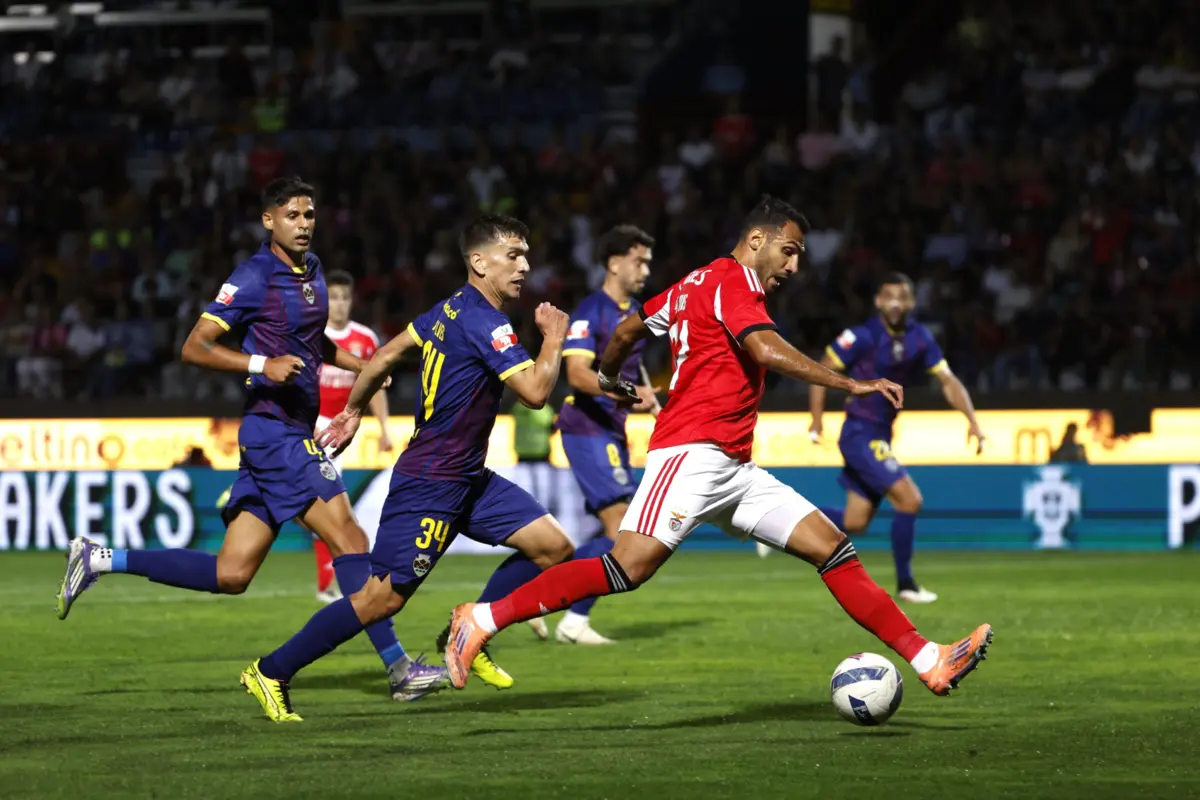 Pavlidis marcou os dois golos do triunfo do Benfica em Chaves