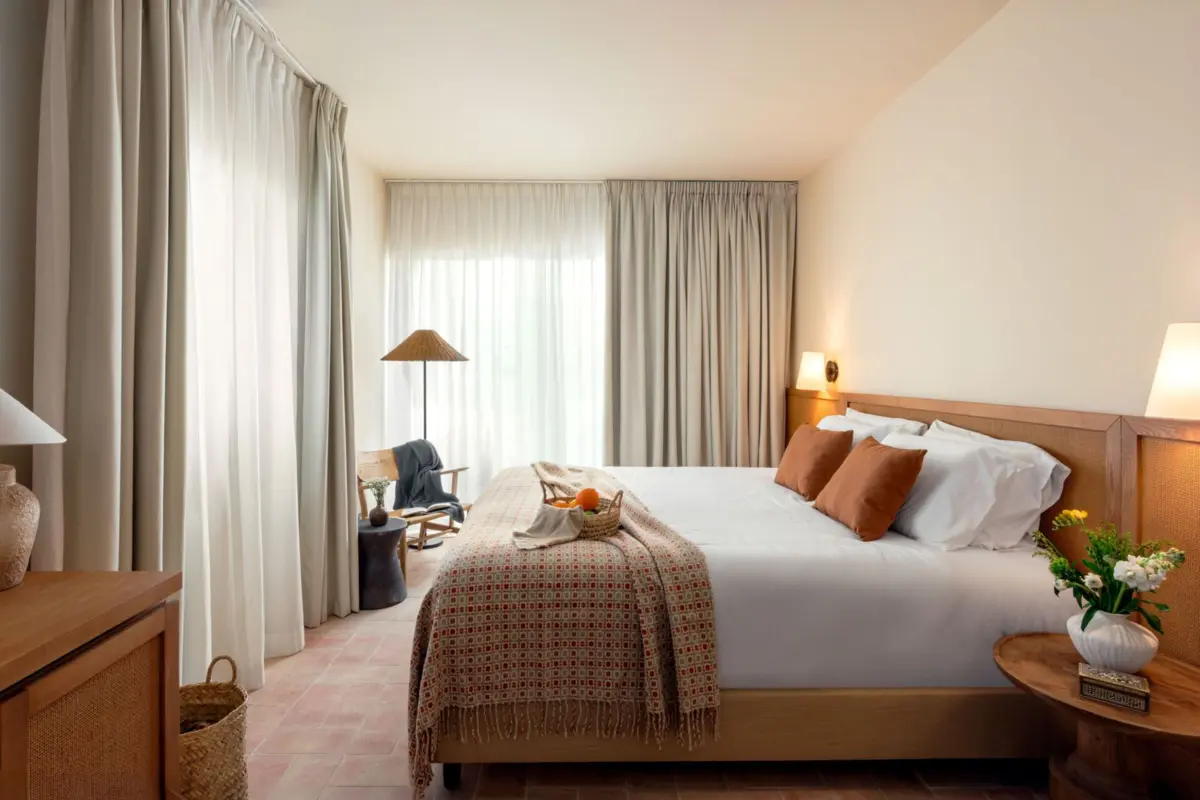 O hotel tem 36 quartos, distribuídos entre o palácio e a medina construída a tardoz.