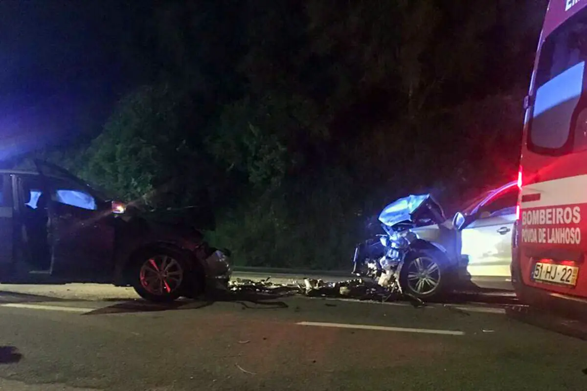 Criança ferida com gravidade em colisão frontal entre dois carros