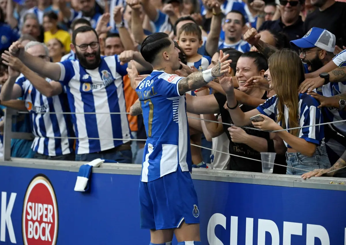 Sainz bisou contra o Casa Pia