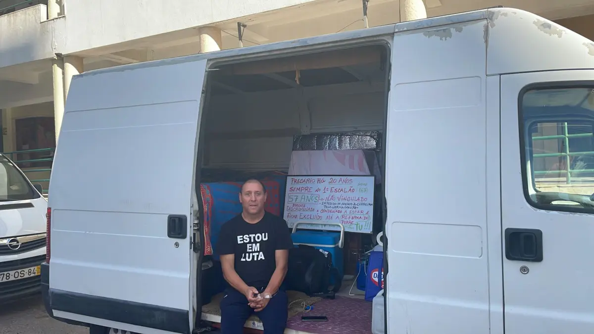 O professor e o seu "T0" estão este sábado frente ao Palácio de Belém