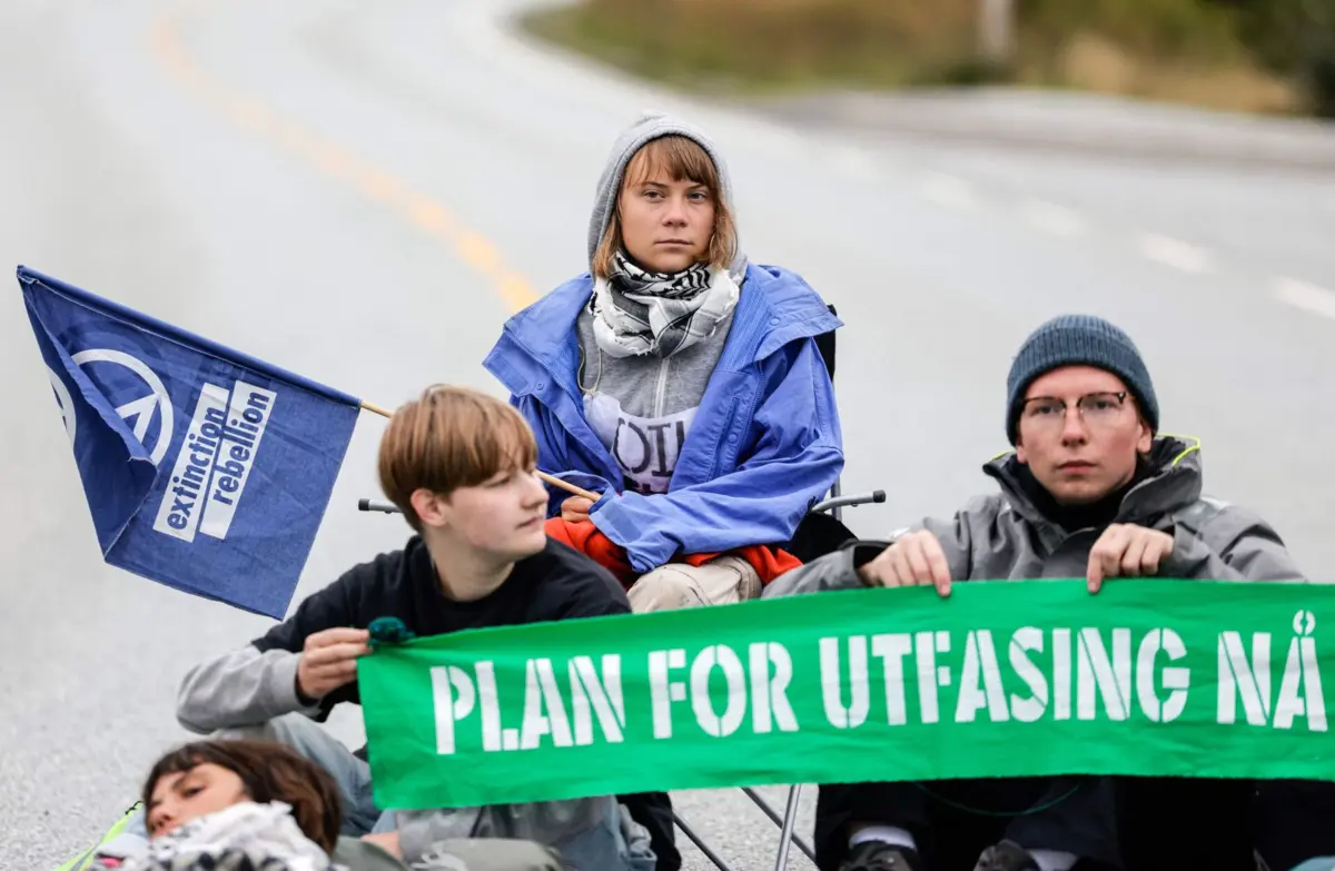 Ativistas da Extinction Rebellion sentaram-se na estrada, bloqueando o acesso à refinaria de Mongstad