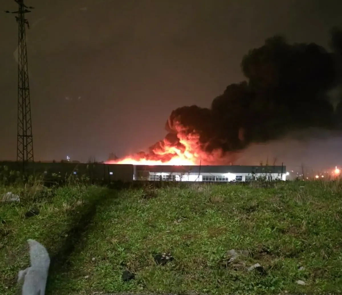 A fábrica localiza-se perto da A4