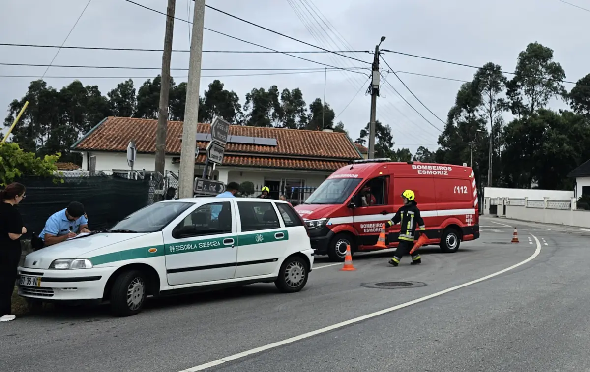Bombeiros de Esmoriz estão a assistir as vítimas no local