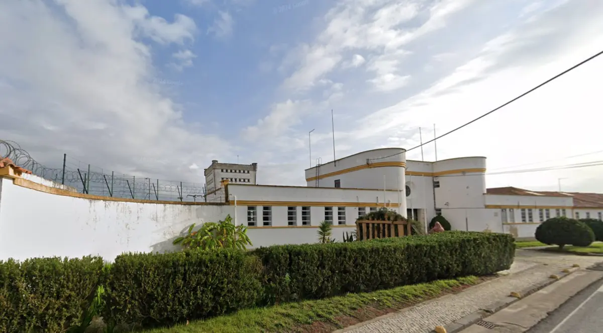 Reclusos saltaram muro da cadeia