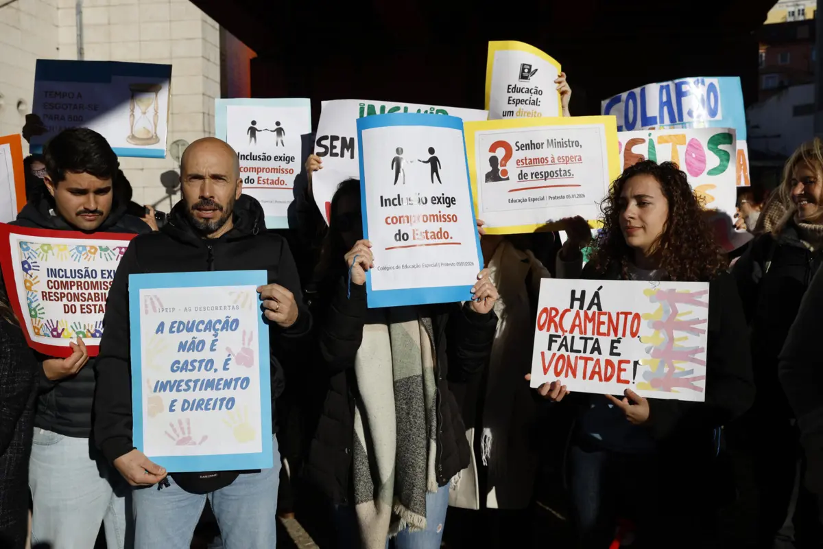 Manifestação de familiares e professores de alunos com necessidades especiais frente ao Ministério da Educação
